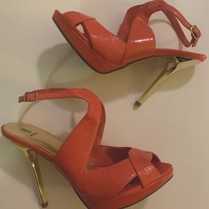 Salmon pink faux snakeskin Bakers Sandal with gold Stiletto Heels - Size 8.5